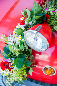 Blumen und Blumengestecke als Wagen-Deko für Ihre Hochzeit